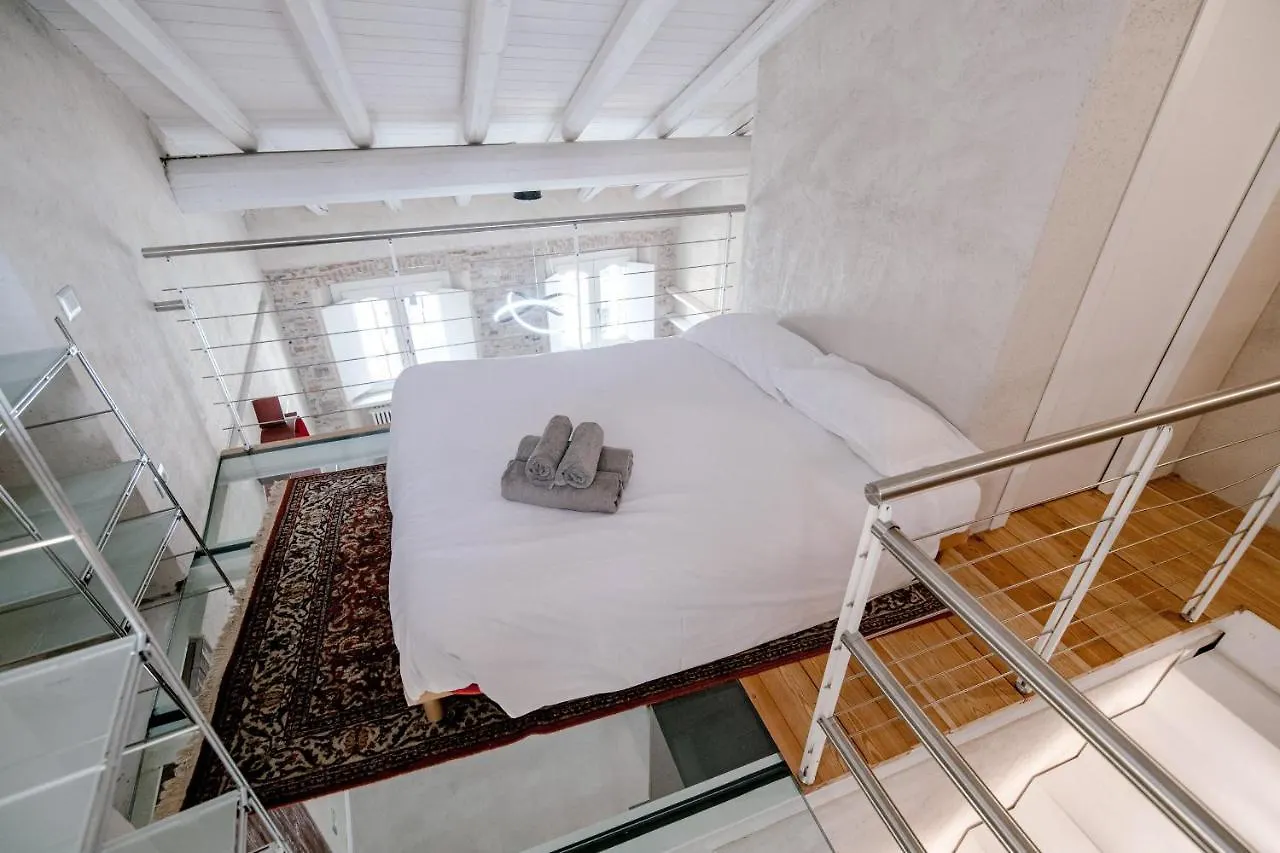 House Of Glass Cathedral View - The House Of Travelers كومو 0*,  إيطاليا