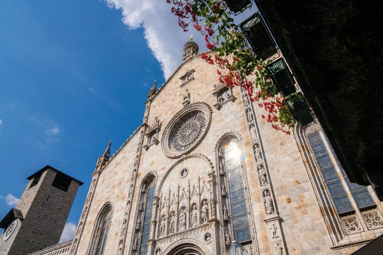 House Of Glass Cathedral View - The House Of Travelers كومو إيطاليا